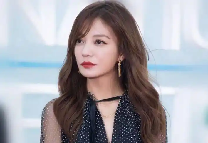 赵薇简介基本资料:原名:赵薇 | 昵称:薇薇,小薇生日:三月十二日星座