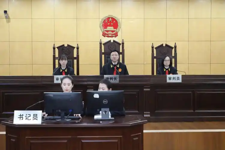 城阳法院百人观摩行政案件庭审