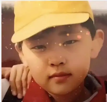 金晨小时候的照片一眼就能看出是她黄景瑜像是家境很好的小少爷