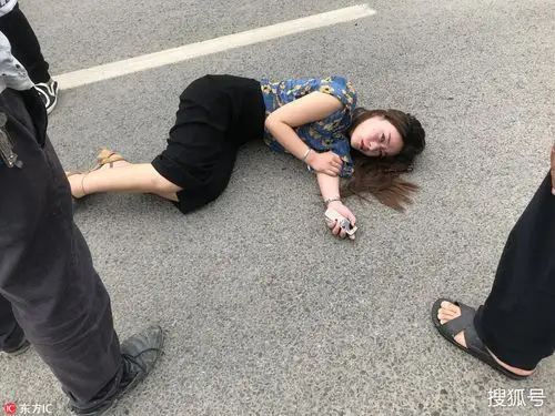 北京一女子过马路被奥迪撞倒 999紧急救护!
