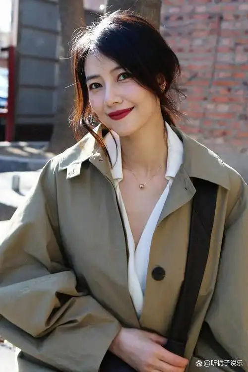 43岁高圆圆近照曝光,眼角纹法令纹明显,与赵又廷结婚8年很恩爱