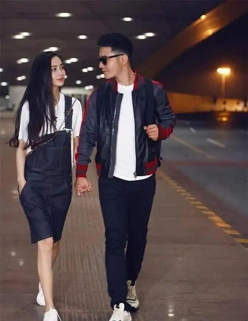 明星夫妻出门为啥都要牵手[捂脸]如果我和老公出门牵手感觉会起鸡皮