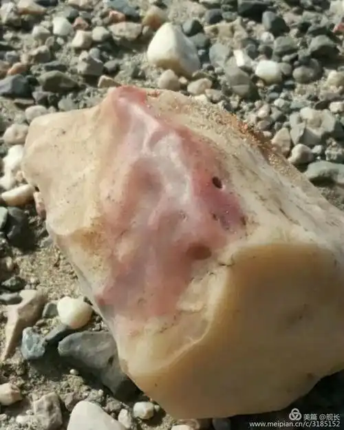 来新疆捡到这些石头!比黄金还贵!你可以看看!