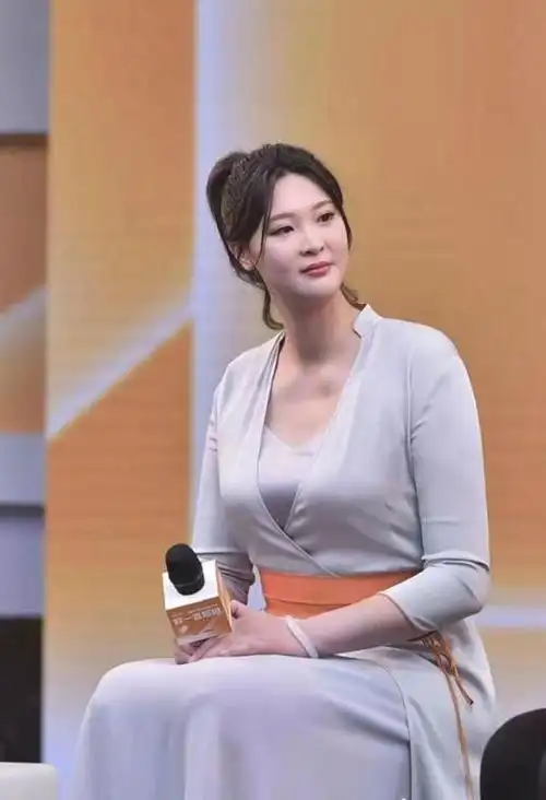 惠若琪产后首次现身身材发福但容颜仍精致穿飘逸长裙惊艳全场