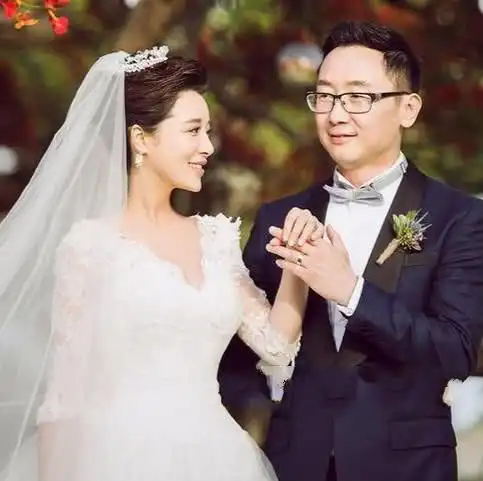 嫁给陆川的央视主播胡蝶美出新高度,新造型艳压老公前女友秦岚