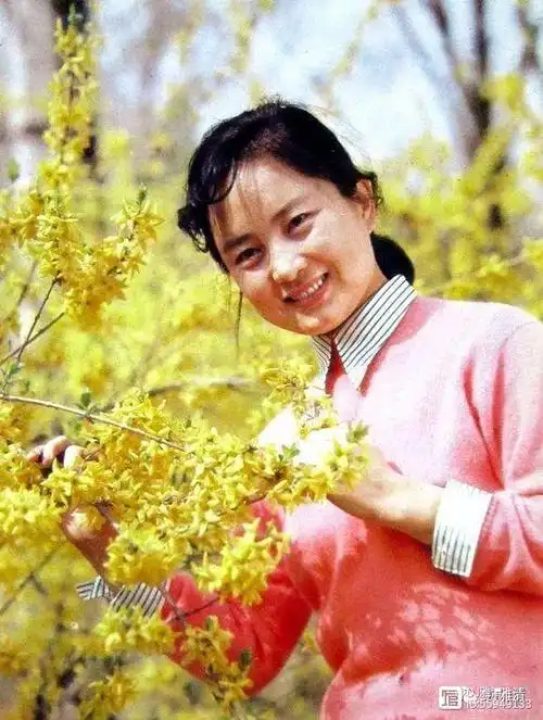 她曾经是70年代末我国影坛最耀眼的女明星,连刘晓庆都排名在其之后