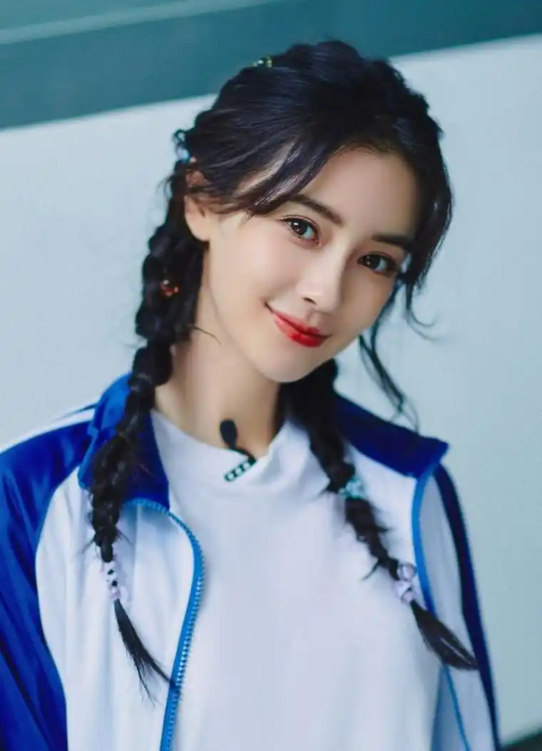 angelababy瘦了却不突兀,双马尾短t恤审美依旧在线,不愧是女神
