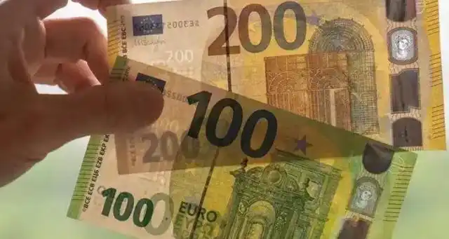 从什么观察可以看到第二版欧元纸币采用了双水印