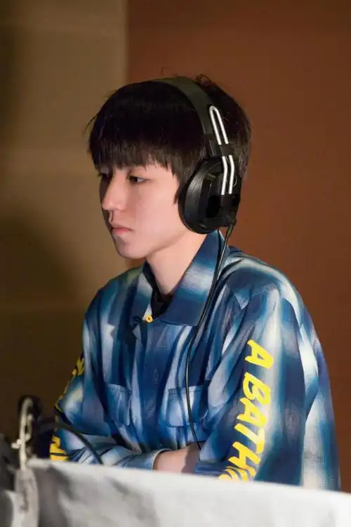 王俊凯戴上耳机的样子好乖巧,你喜欢这样的他吗?