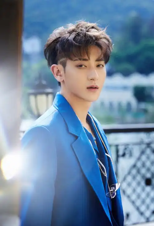 黄子韬创造营2020##黄子韬宝石蓝西装##黄子韬金丝边链条眼镜