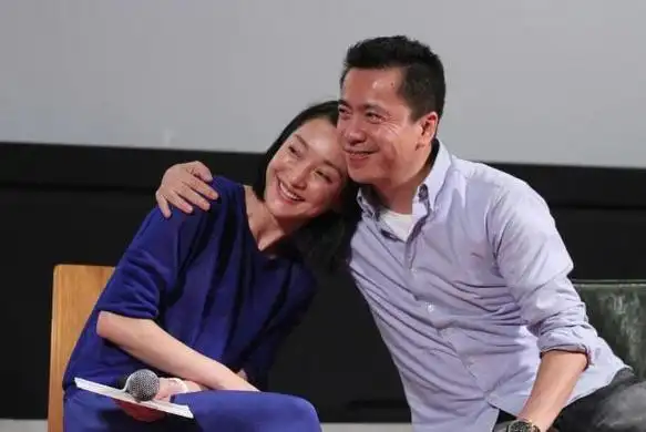 霍思燕当时深受王中磊的钟爱,常常与他为伴,频繁出入各种场合,她的