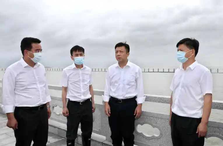 杜小刚检查台风"烟花"防御工作