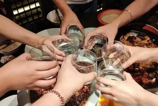 我个人认为,吃饭喝酒就是一种雅兴,小酌几杯可