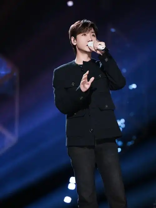 情歌小王子在歌手舞台上大杀四方了,汪苏泷演唱《你在不在》,温柔的
