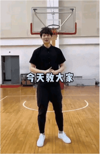 王哲林抖落钞票扣篮视频惹争议!