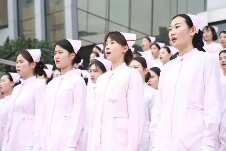 又一次实力圈粉!海军军医大学的这场千人大合唱响彻黄浦江畔