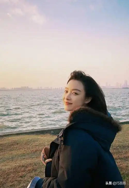 倪妮不愧是氛围感美女,日常私服随手拍,秒变电影里的女主角