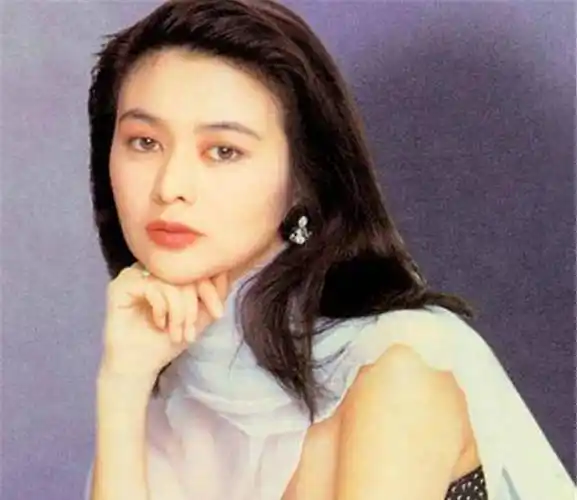 帮"岳母"还债,抱得美人归刘銮雄还有一个绯闻女友是蔡少芬,就是《甄嬛