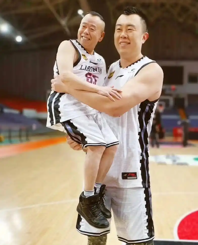 2米36巨人鲍喜顺68岁,儿子10岁身高已达1米6,妻子还想再生一个