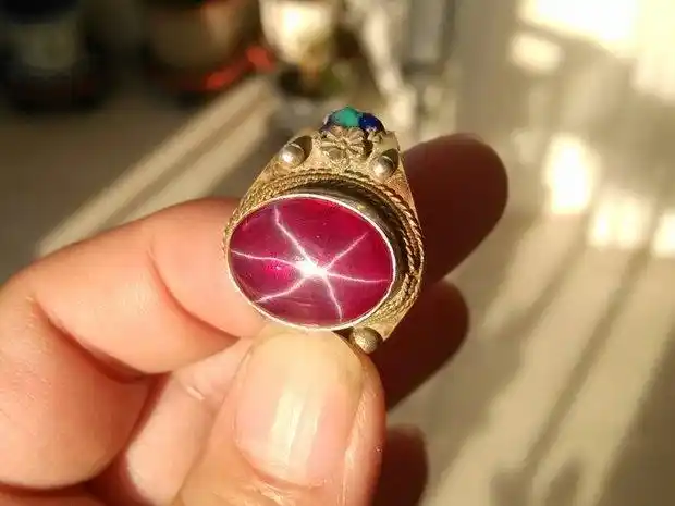 行家看看这星光红宝石.值多少钱?天然的还是合成的?