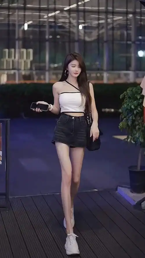 身材到位,怎么穿都是点缀,颜值到位,穿什么都顶配.