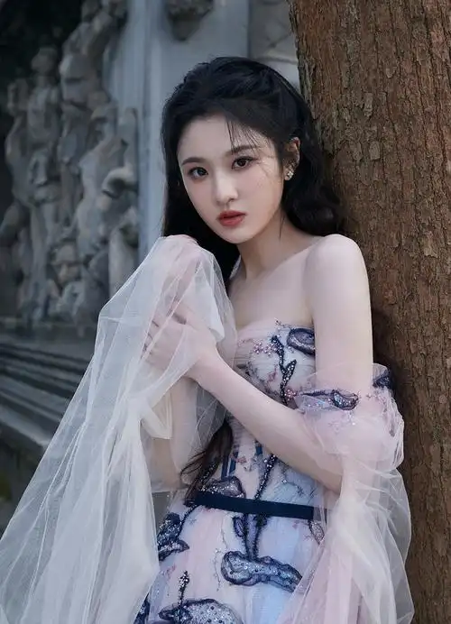 张慧雯因出演张艺谋执导的电影《归来》而出道,出道起点高,为「谋女郎