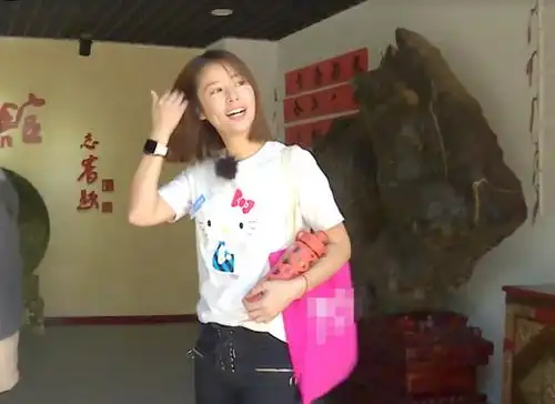 林心如录制综艺节目时,谁注意她下车时穿的裤子?网友:超显腿长