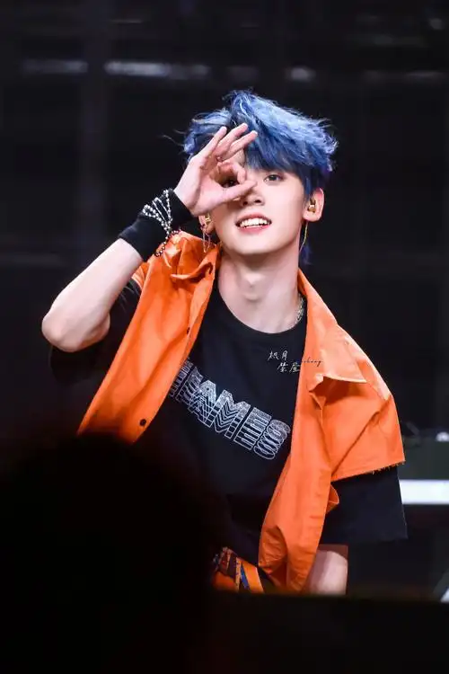 89@tf家族-左航#今日星拍放送##左航大连演唱会蓝海应援##你追时代