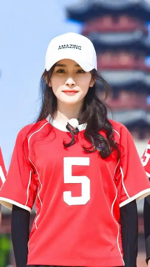 奔跑吧# 绿茵场上一抹红!杨幂 一身红.
