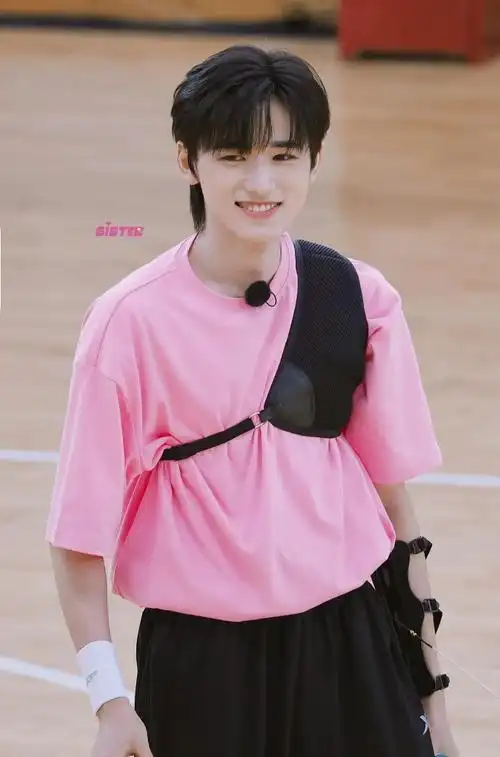 宋亚轩超话#宋亚轩 爱与温柔#我的粉色小猪猪,宝贝永远是最可爱最好看