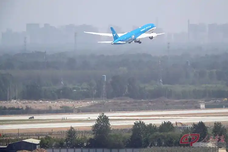 厦航波音787-9飞机在大兴机场起飞返回首都机场.摄影万全/人民画报