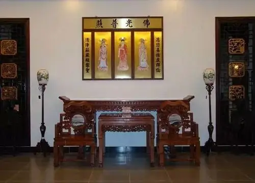 当堂屋兼做佛堂时,则翘头案正中有设佛龛,或设置福禄寿三星,或供奉