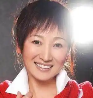 腾格尔两任老婆都是演员28岁娶前妻43岁再婚娶现任