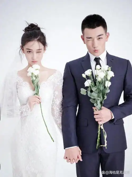 张馨予夫妇亲密合影,两人手牵手撒狗粮,何捷把老婆当女儿宠