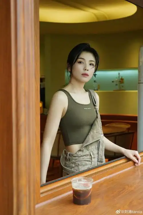 刘涛发三套写真庆祝45岁生日 白色蕾丝裙优雅精致