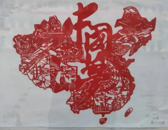 手绘中国地图雄鸡昂首,或把历史荣辱标注其中,体现了历史的厚重感;或