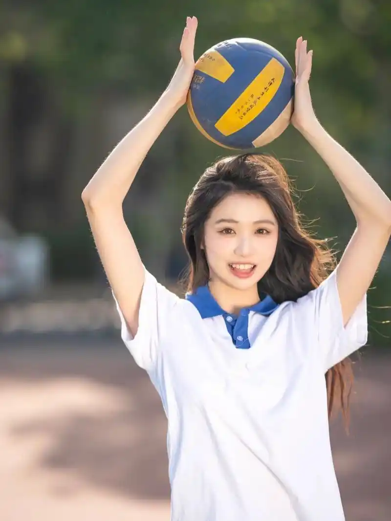 蓝条纹白色校服上衣搭配蓝色运动裤,阳光的女孩,那些过往的青春