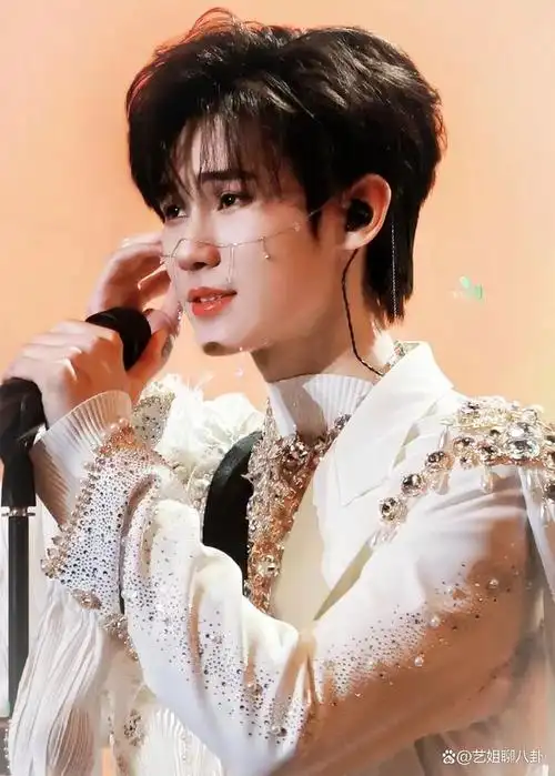 被00后爱豆惊呆,如春水映梨花,跑男的一匹黑马-张真源