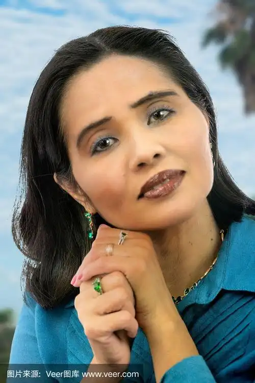 美丽的菲律宾女人在户外大头照