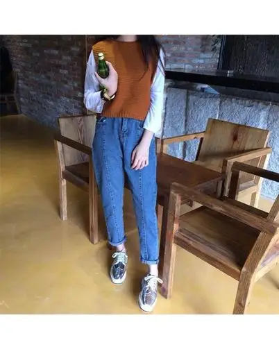 白衬衫 咖啡色背心 牛仔裤