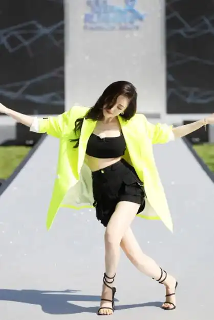 张天爱"西服泳装"亮相,完美身材惊艳全场,娶回家的心都有了