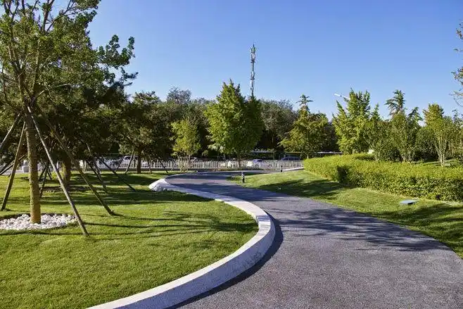北京石景山游乐园南广场绿地:长安街上的新视角 / 北林地景 : 以轻松
