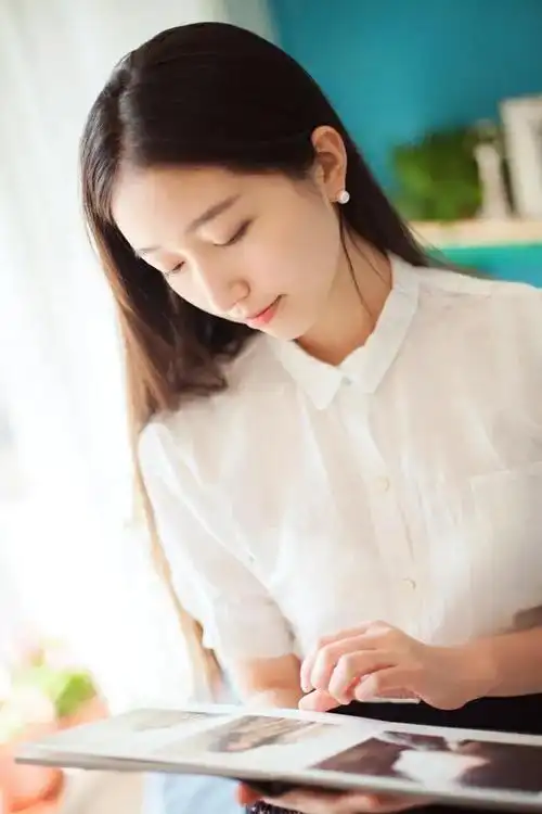 穿白衬衫的美女