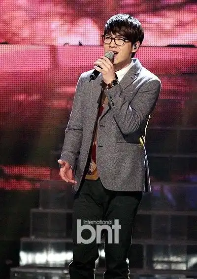 韩国男歌手李锡勋订婚四年恋爱修成正果