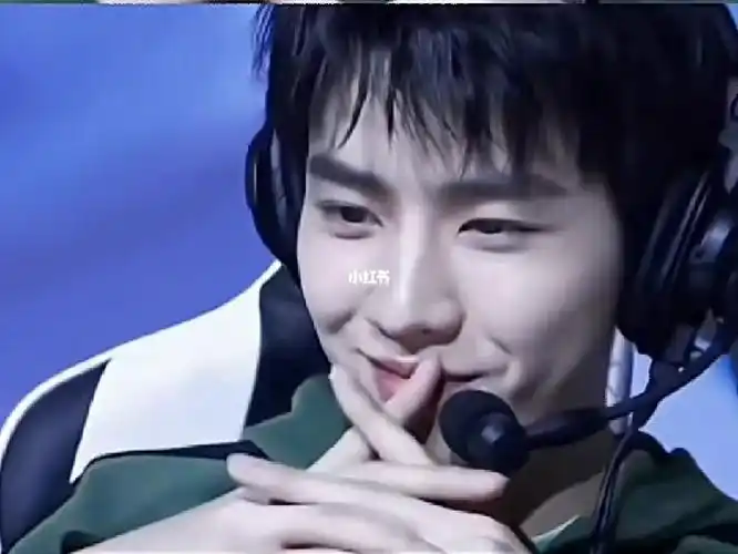 小翟把豪总的手势模仿到了剧里#翟潇闻  #翟潇闻帅  #任豪  #r1se