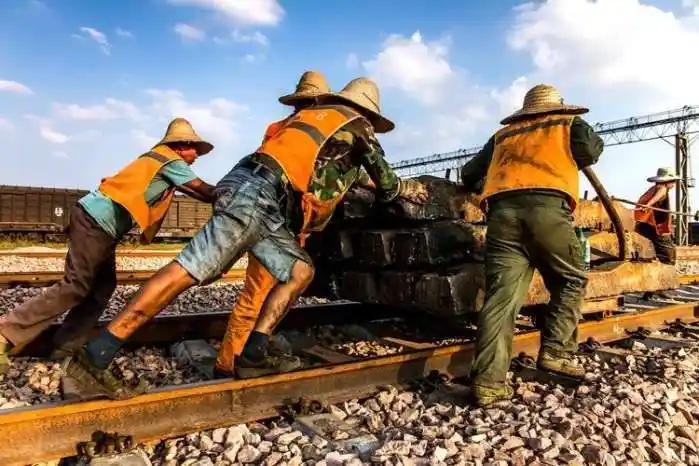 铁路上的农民工他们在烈日炎炎高温下辛苦工作