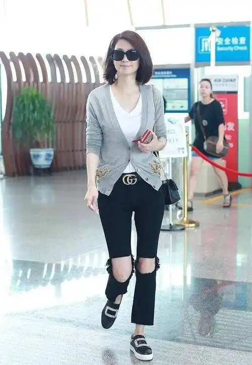 洪欣的上白下黑搭配实在挺悦目的,简略的白t恤配着玄色的破洞牛仔裤