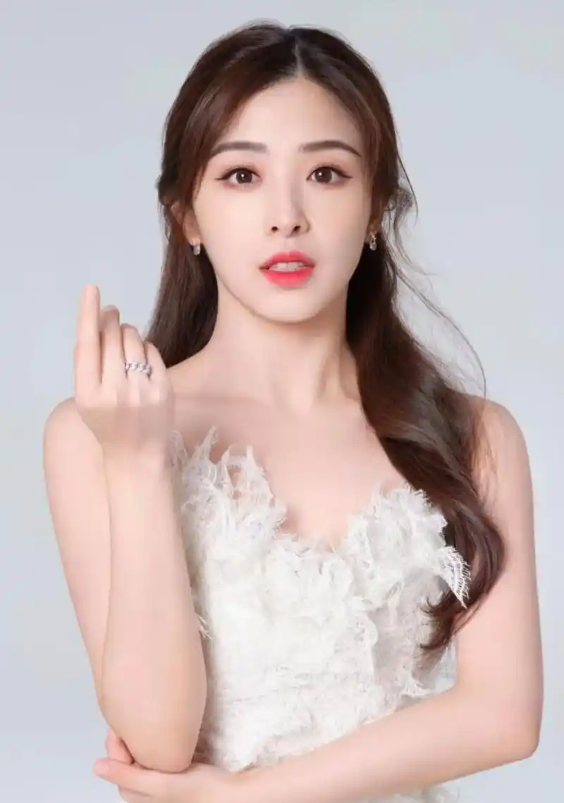 青春美少女张含韵华丽转身:从《酸酸甜甜》到全能女王的蜕变!