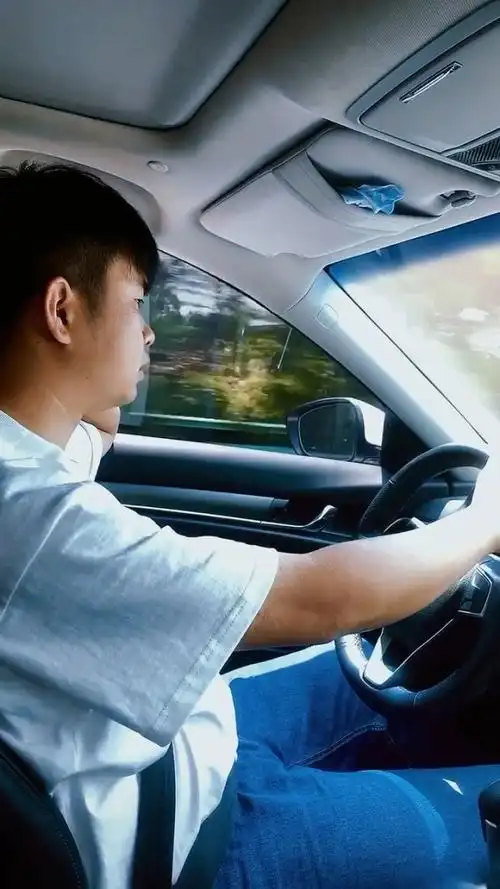 男生之间最幸福的事 莫过于你开着车 我坐副驾驶