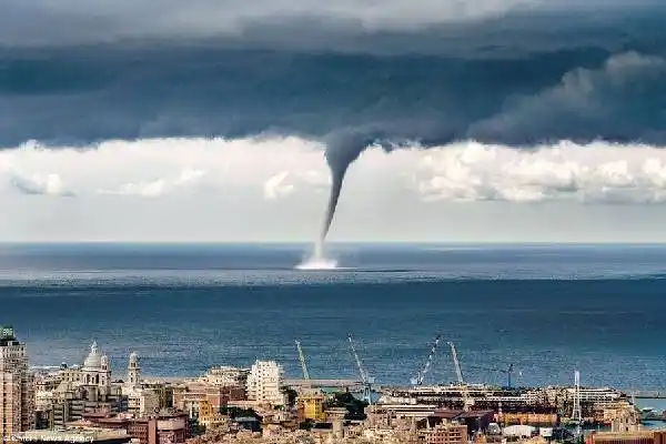 水龙卷袭击意大利海滨